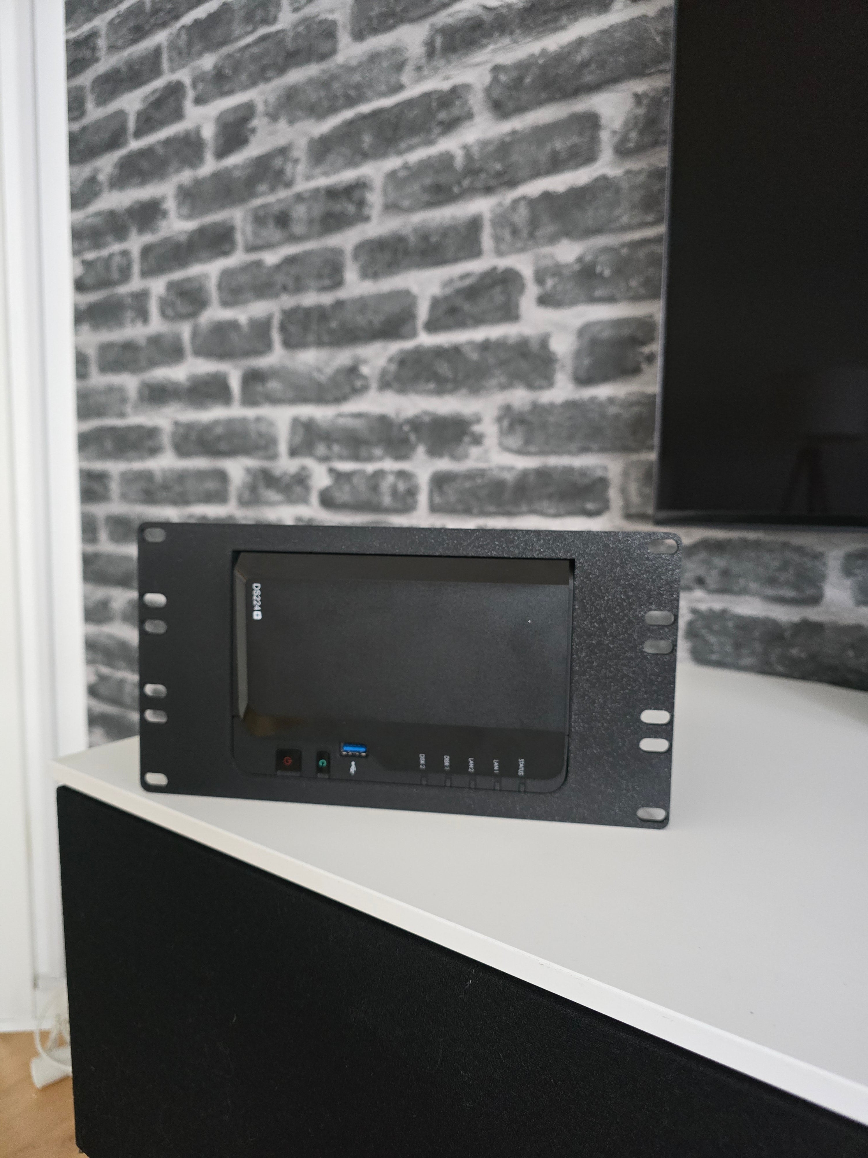 Synology ds224+ 10" Rackmount