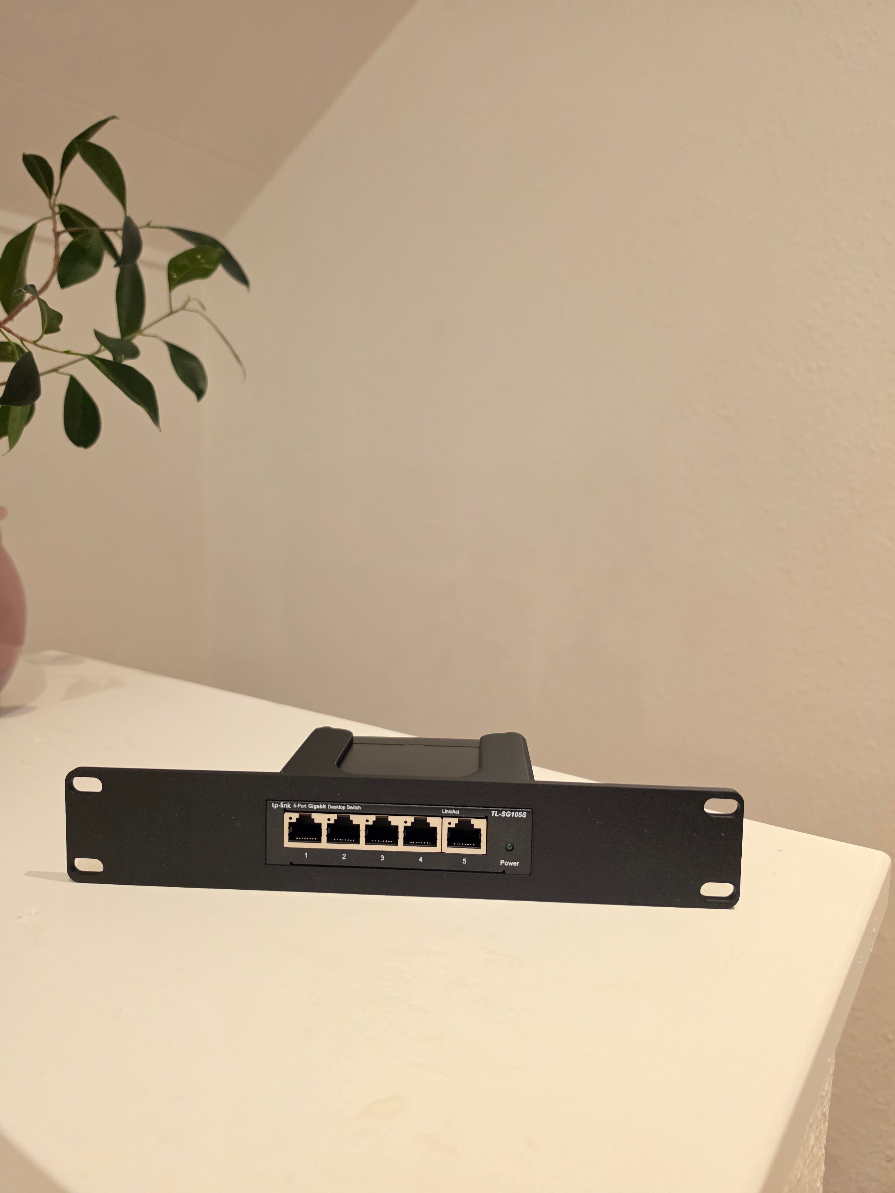 TP-Link TL-SG105S 10-Inch Rackmount