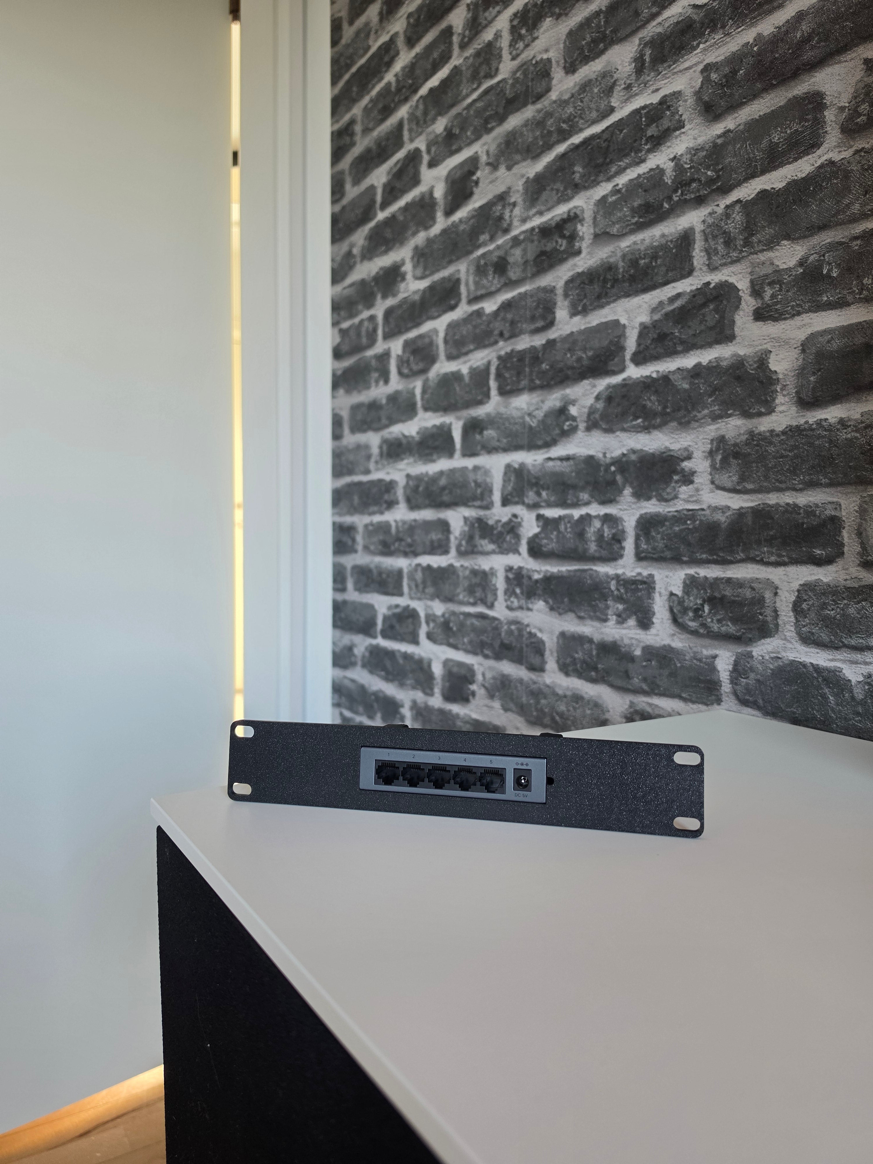 UGREEN CM933 10-Inch Rackmount