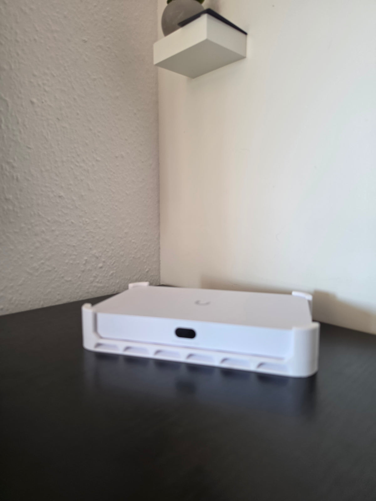 Ubiquiti UniFi Cloud Gateway Fiber Wall Mount