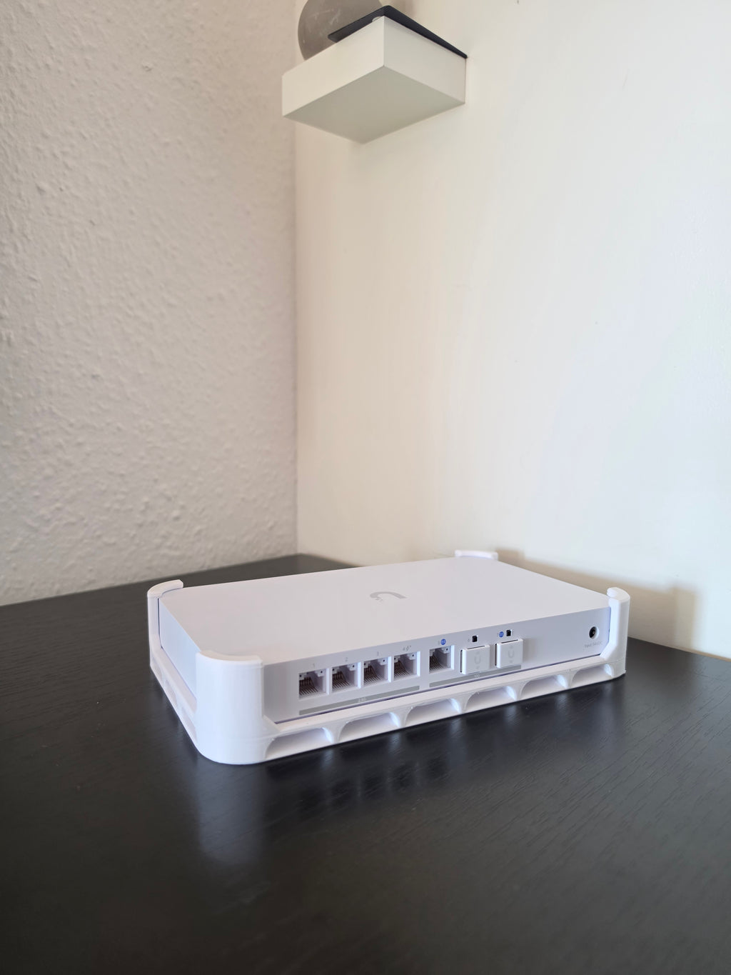 Ubiquiti UniFi Cloud Gateway Fiber Wall Mount