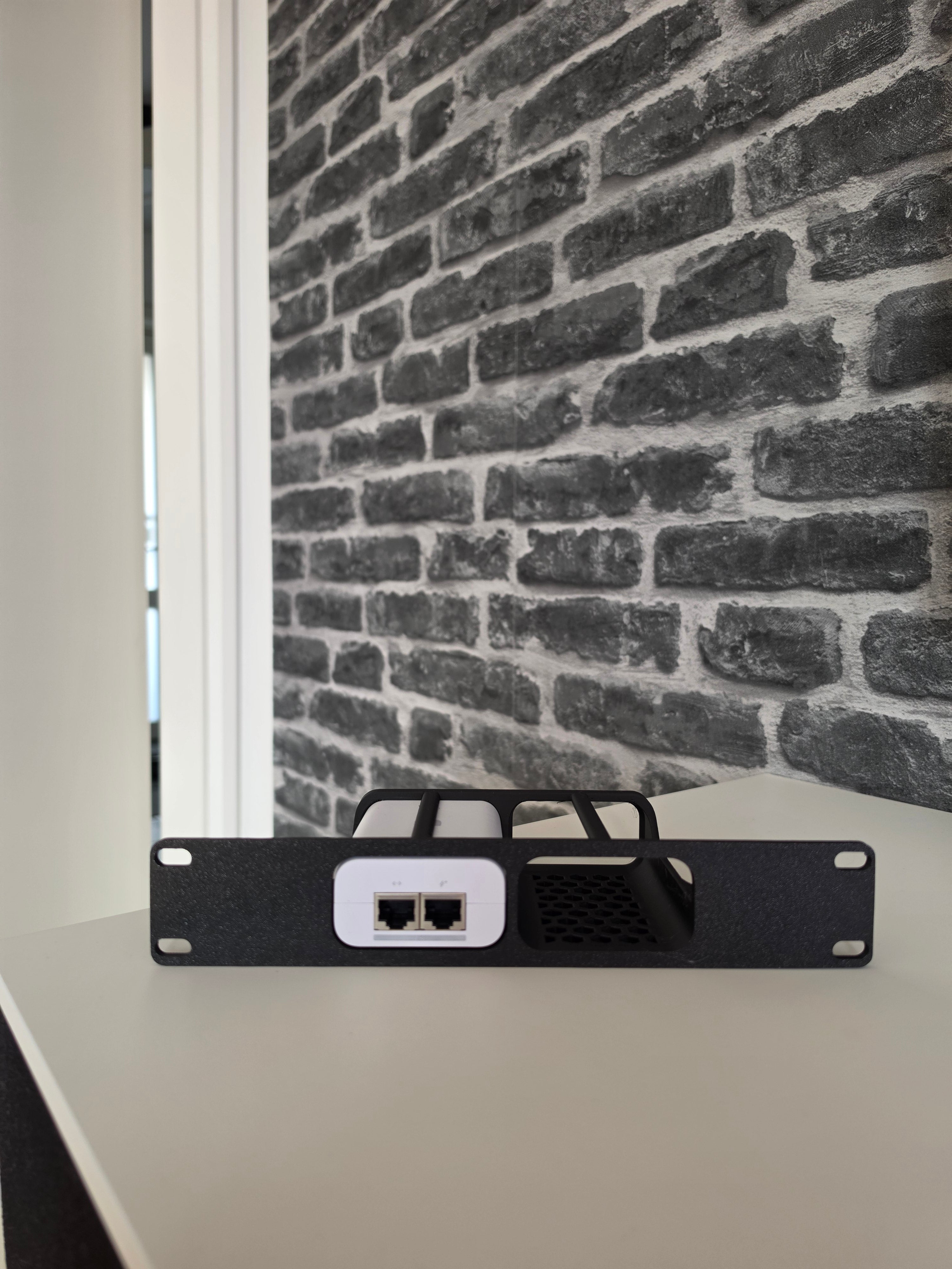 Ubiquiti UniFi 2.5G PoE+ Adapter (30W) 10-Inch Rackmount