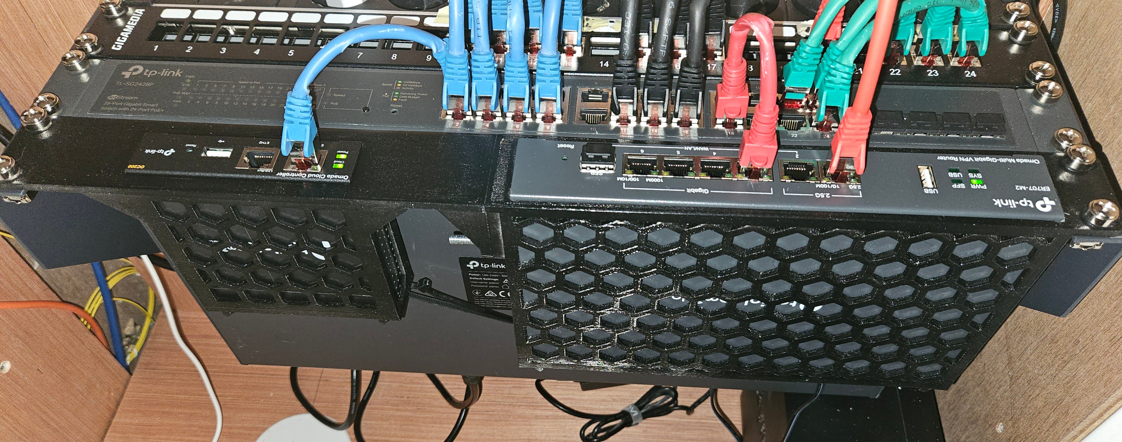 TP-Link Omada ER707-M2 + OC200 19" Rackmount